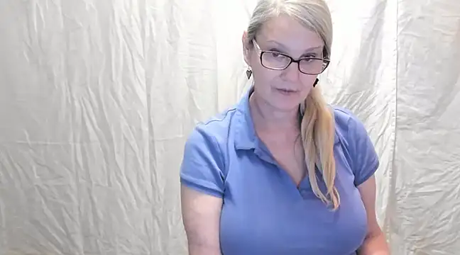 irinamaux online show from February 19, 2025, 5:06 pm