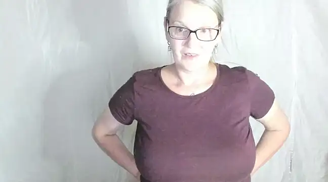 irinamaux online show from February 22, 2025, 7:03 pm