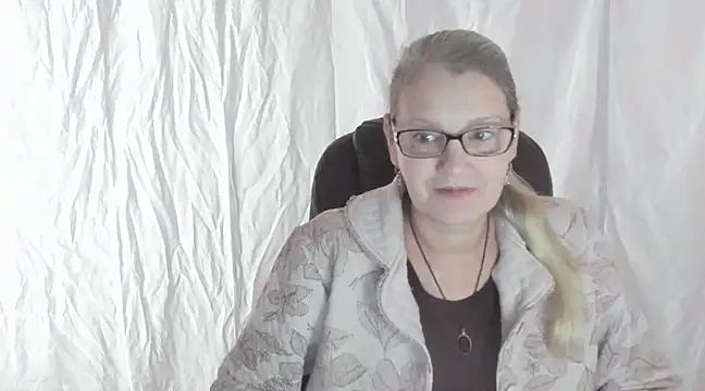 irinamaux online show from February 23, 2025, 9:11 am