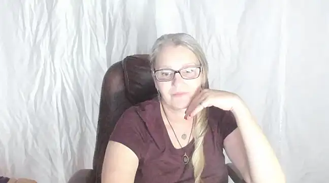 irinamaux online show from February 27, 2025, 1:28 pm