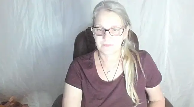 irinamaux online show from February 27, 2025, 7:37 pm