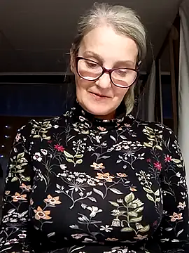 irinamaux online show from September 27, 2025, 4:56 pm