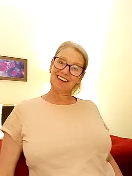 irinamaux online show from October 18, 2025, 3:35 pm