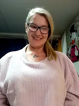 irinamaux online show from April 5, 2026, 7:44 pm