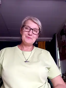 irinamaux online show from June 3, 2026, 3:17 pm