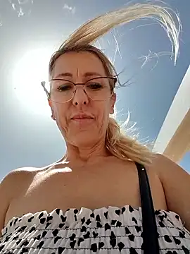 Snapshot of blondyruby chatting on June 13, 2026, 10:35 am blondyruby online show from June 13, 2026, 10:35 am