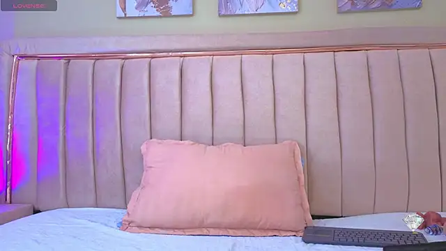 sophiia grey 1 online show from November 1, 2025, 9:06 pm