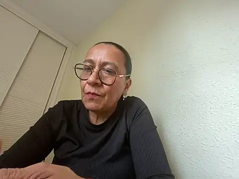 sweeviolet online show from March 3, 2025, 1:42 pm