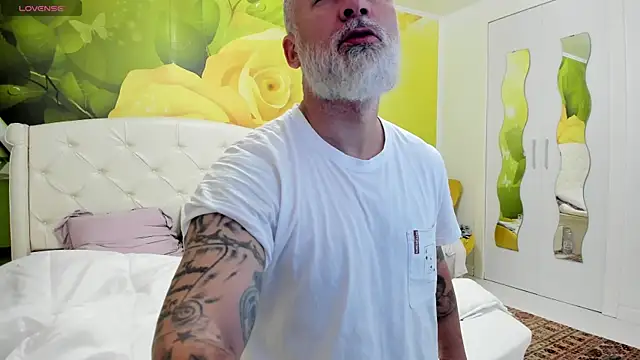 BlowMyXXL online show from April 4, 2026, 7:17 am