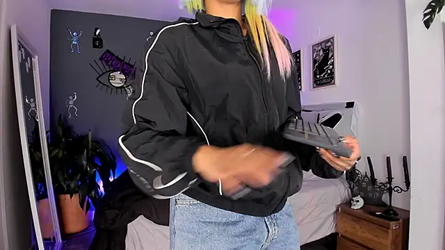 Raven Witch  online show from October 3, 2025, 9:23 pm