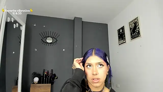 Snapshot of Raven_Witch_ chatting on May 8, 2026, 6:13 pm Raven Witch online show from May 8, 2026, 6:13 pm