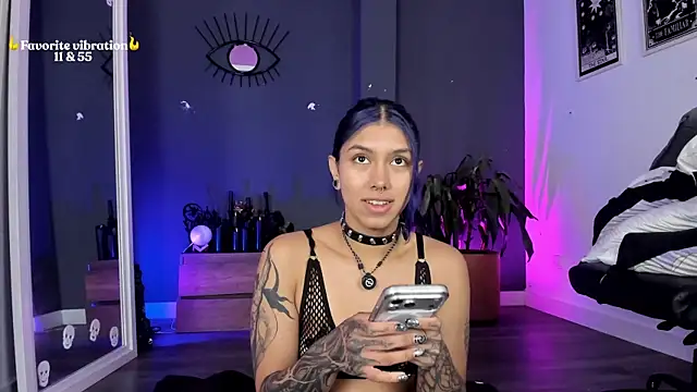 Snapshot of Raven_Witch_ chatting on May 21, 2026, 12:23 pm Raven Witch online show from May 21, 2026, 12:23 pm