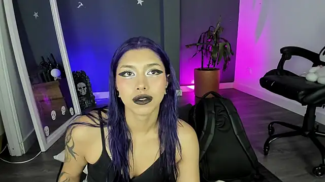 Snapshot of Raven_Witch_ chatting on July 24, 2026, 5:44 pm Raven Witch online show from July 24, 2026, 5:44 pm