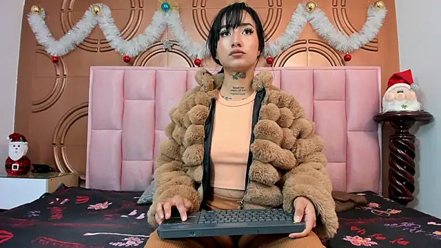 emmily keller19 online show from January 6, 2025, 1:41 pm