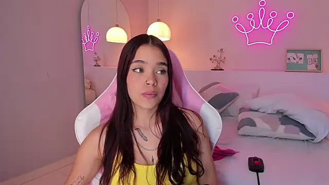 Snapshot of violeth_hill chatting on January 29, 2025, 11:35 pm violeth hill online show from January 29, 2025, 11:35 pm