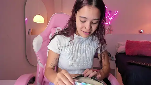 Snapshot of violeth_hill chatting on March 5, 2025, 8:00 pm violeth hill online show from March 5, 2025, 8:00 pm