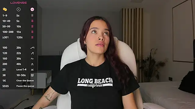 Snapshot of violeth_hill chatting on March 6, 2025, 5:33 pm violeth hill online show from March 6, 2025, 5:33 pm