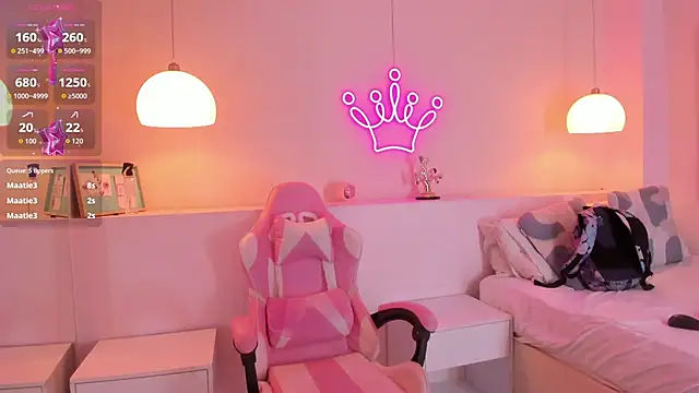 Snapshot of violeth_hill chatting on October 25, 2025, 7:19 pm violeth hill online show from October 25, 2025, 7:19 pm