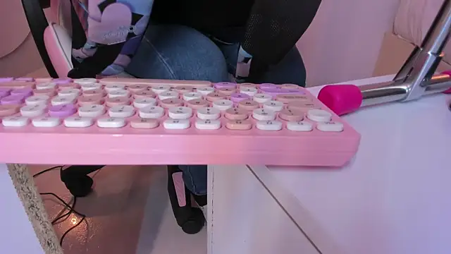 Snapshot of violeth_hill chatting on November 9, 2025, 7:12 pm violeth hill online show from November 9, 2025, 7:12 pm