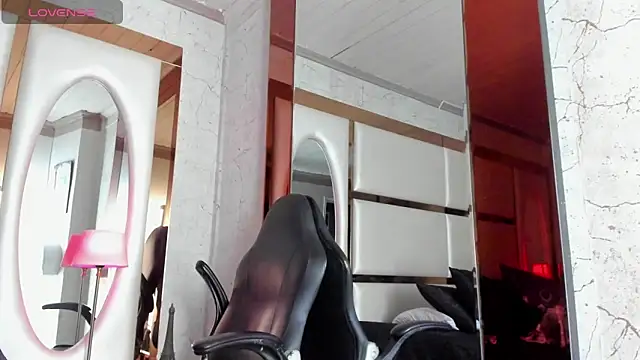 CloeRodriguez online show from December 10, 2024, 5:55 pm