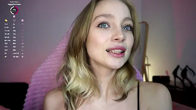 Snapshot of _LISA_BABYMETAL_ chatting on December 15, 2024, 11:45 am LISA BABYMETAL online show from December 15, 2024, 11:45 am