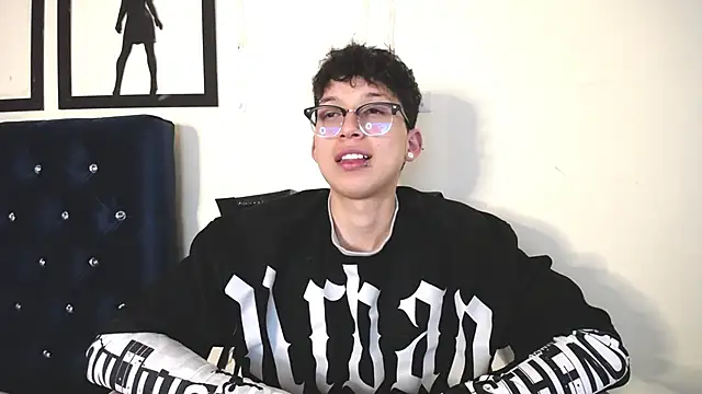  Thomas hot  online show from October 31, 2025, 4:24 am