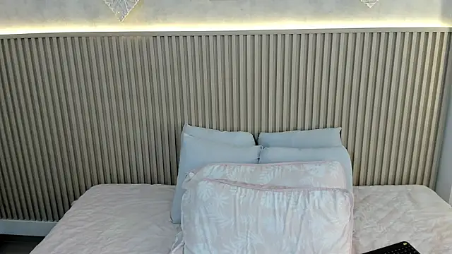 charlottebrowns  online show from February 14, 2026, 12:46 pm