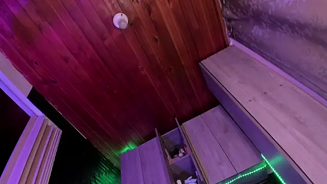 LaureenHills online show from April 9, 2026, 2:11 am