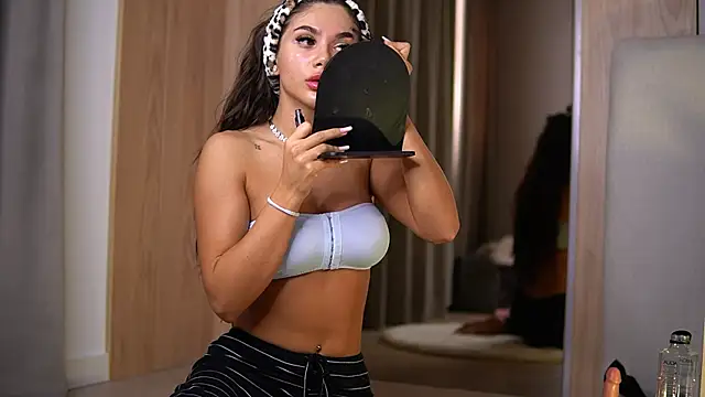 Snapshot of VanessaSimon chatting on May 6, 2026, 5:46 am VanessaSimon online show from May 6, 2026, 5:46 am