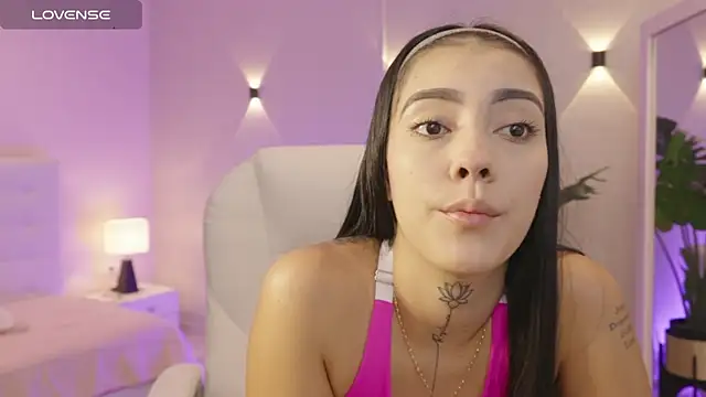 miagomezweb1 online show from October 15, 2025, 1:33 pm