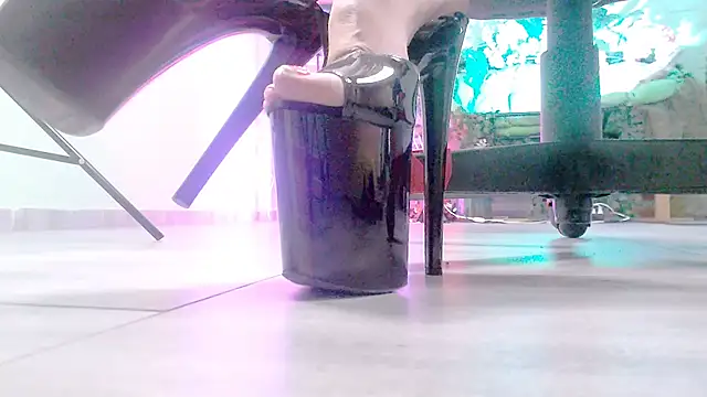 MonicaMaxwel online show from December 19, 2025, 10:55 am