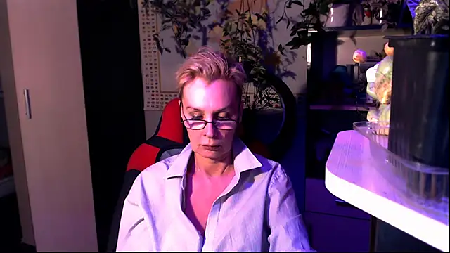 Snapshot of HelgaHimmell chatting on June 11, 2026, 9:24 pm HelgaHimmell online show from June 11, 2026, 9:24 pm