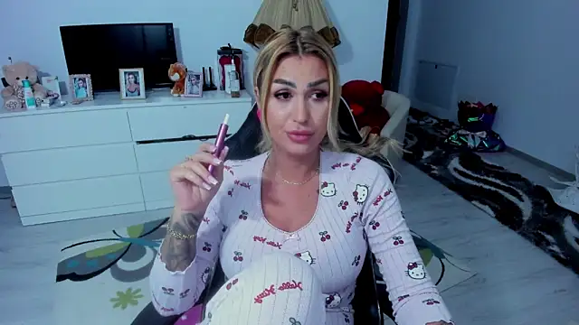 GlossyDiamondX online show from September 29, 2025, 3:28 pm