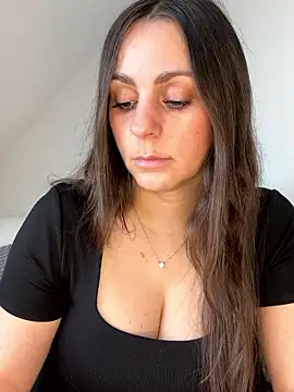 Snapshot of Loella-Rose chatting on April 24, 2026, 8:28 am Loella-Rose online show from April 24, 2026, 8:28 am