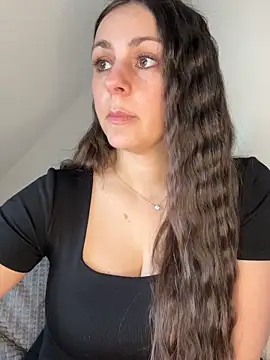 Snapshot of Loella-Rose chatting on April 27, 2026, 6:33 am Loella-Rose online show from April 27, 2026, 6:33 am