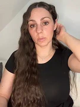Snapshot of Loella-Rose chatting on April 28, 2026, 8:25 pm Loella-Rose online show from April 28, 2026, 8:25 pm