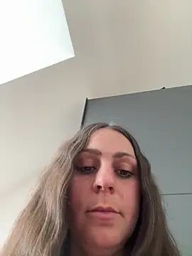 Snapshot of Loella-Rose chatting on May 7, 2026, 8:42 am Loella-Rose online show from May 7, 2026, 8:42 am
