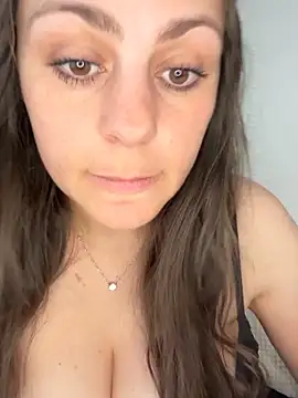 Snapshot of Loella-Rose chatting on May 24, 2026, 12:21 pm Loella-Rose online show from May 24, 2026, 12:21 pm