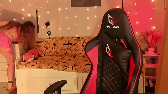 desperatehousewife   online show from October 4, 2025, 4:16 pm