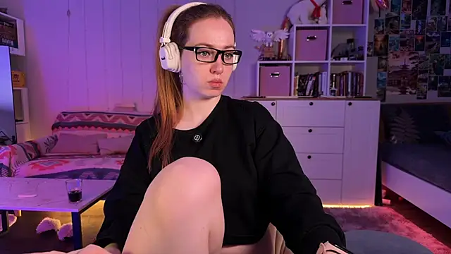 LinaWitch online show from February 13, 2026, 1:51 pm