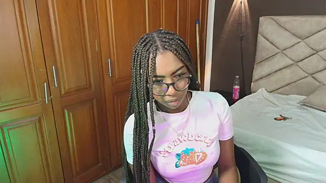 Snapshot of Raquel_jones chatting on September 29, 2025, 7:40 pm Raquel jones online show from September 29, 2025, 7:40 pm