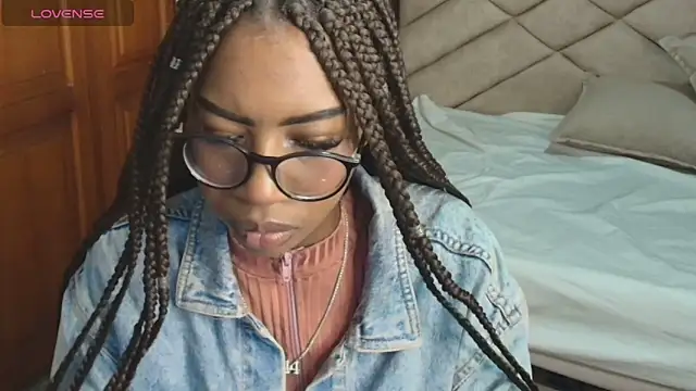 Snapshot of Raquel_jones chatting on September 30, 2025, 12:21 pm Raquel jones online show from September 30, 2025, 12:21 pm