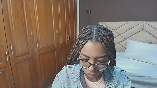 Snapshot of Raquel_jones chatting on October 22, 2025, 12:05 pm Raquel jones online show from October 22, 2025, 12:05 pm