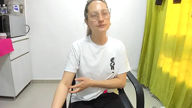 Snapshot of Adele_johnsonn1 chatting on January 17, 2025, 3:00 pm Adele johnsonn1 online show from January 17, 2025, 3:00 pm