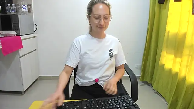 Snapshot of Adele_johnsonn1 chatting on January 17, 2025, 6:02 pm Adele johnsonn1 online show from January 17, 2025, 6:02 pm
