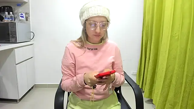 Snapshot of Adele_johnsonn1 chatting on January 29, 2025, 10:27 am Adele johnsonn1 online show from January 29, 2025, 10:27 am