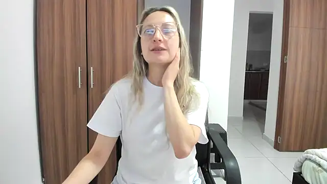 Snapshot of Adele_johnsonn1 chatting on September 10, 2025, 4:29 pm Adele johnsonn1 online show from September 10, 2025, 4:29 pm