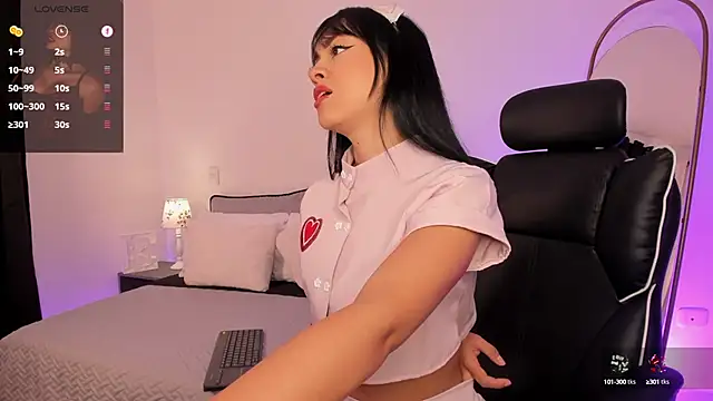 emilyruiz1 online show from February 15, 2025, 11:39 am