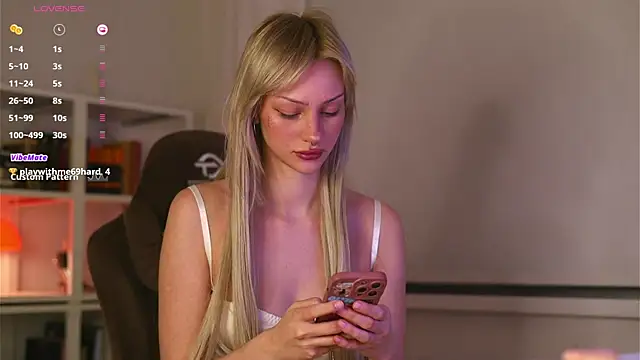 BabeHolly online show from October 9, 2025, 9:35 pm