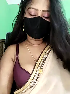 Idhika Paul online show from March 3, 2026, 10:26 pm